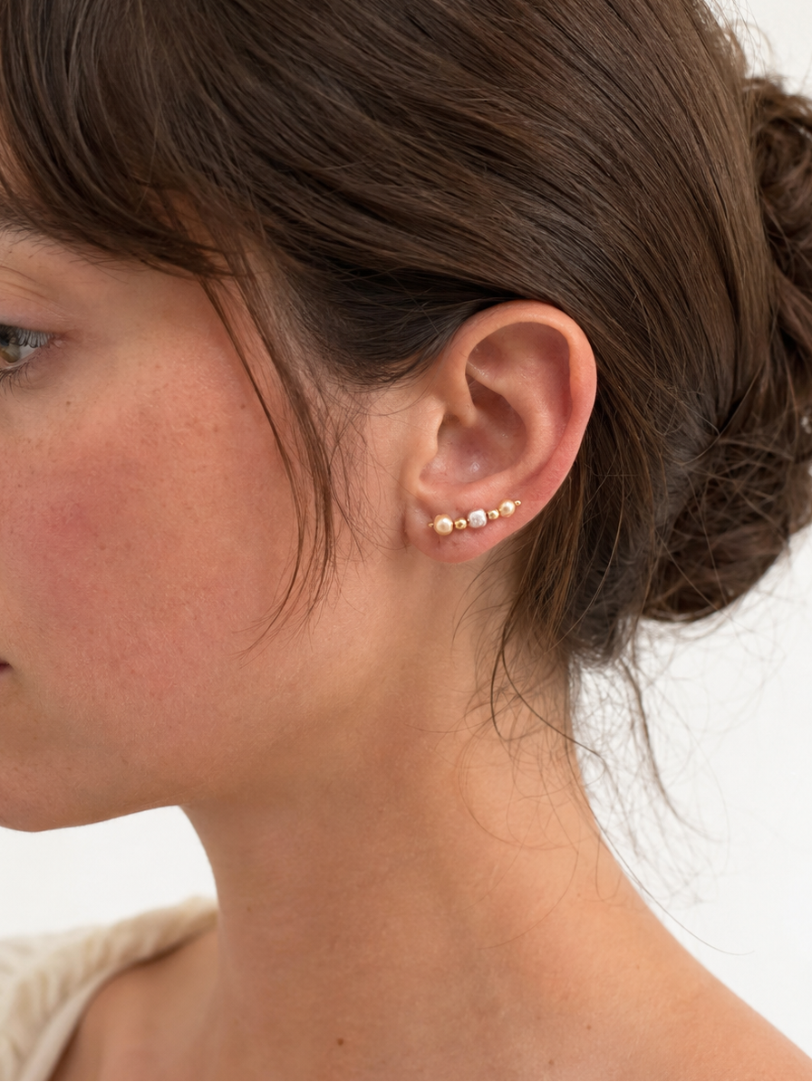 Boucles d'oreilles grimpantes en perles baroques dorées