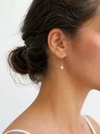 Boucles d'oreilles pendantes classiques en perles roses naturelles rondes