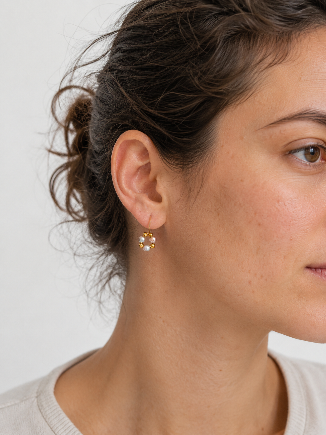 Boucles d'oreilles créoles perles baroques grises – Or délicat