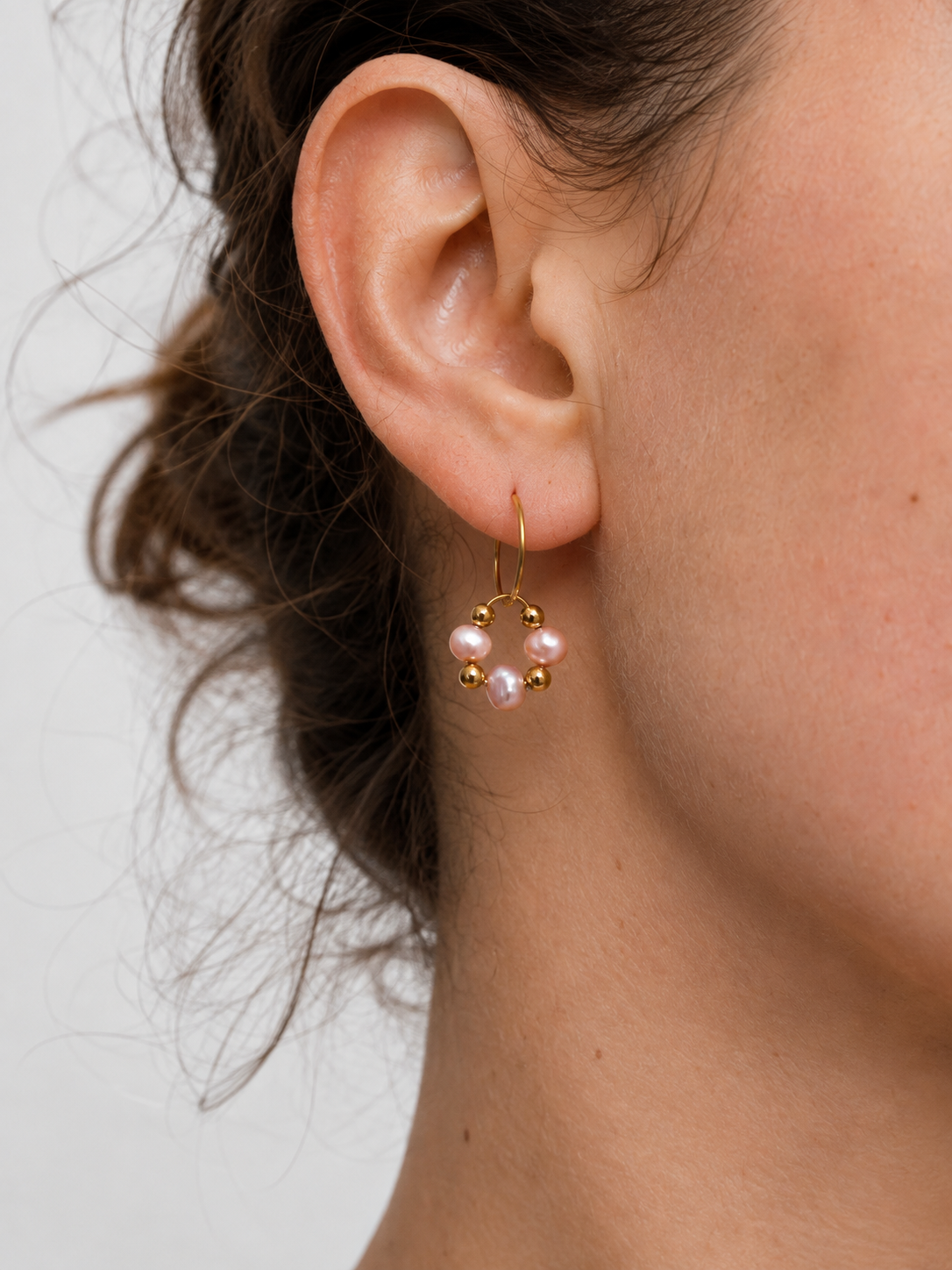 Boucles d'oreilles créoles baroques en perles roses – Or délicat