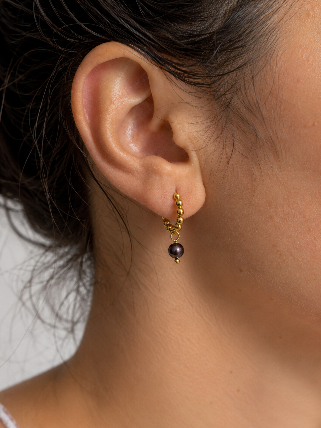 Boucles d'oreilles créoles Dark Pearl Huggie - Perlées
