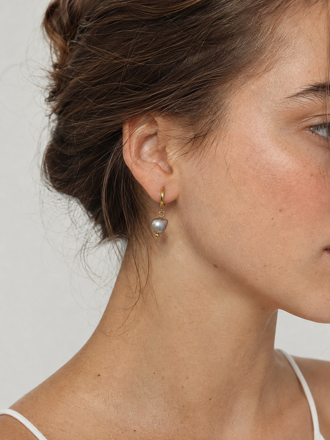 Boucles d'oreilles créoles perles baroques grises