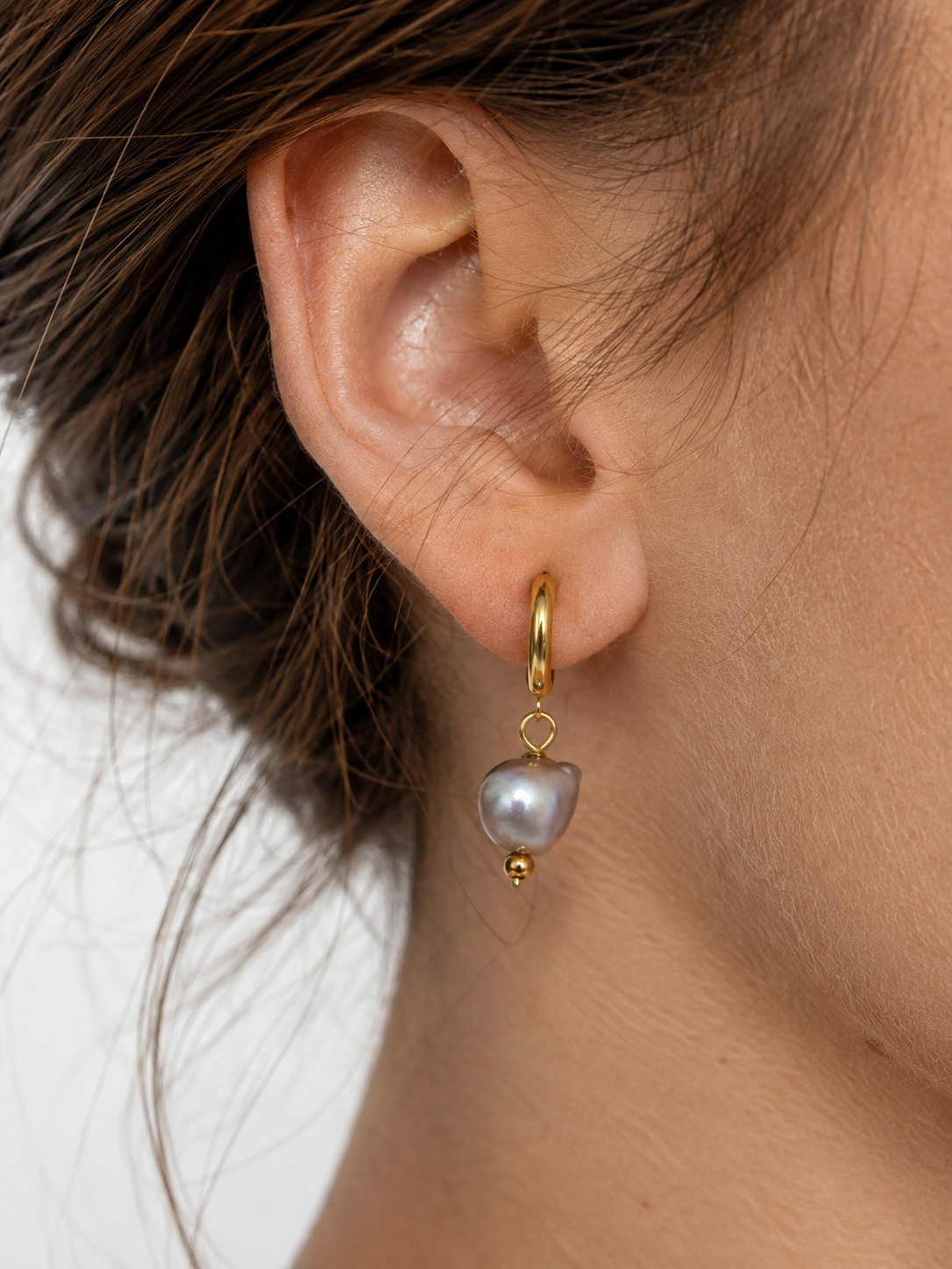 Boucles d'oreilles créoles perles baroques grises