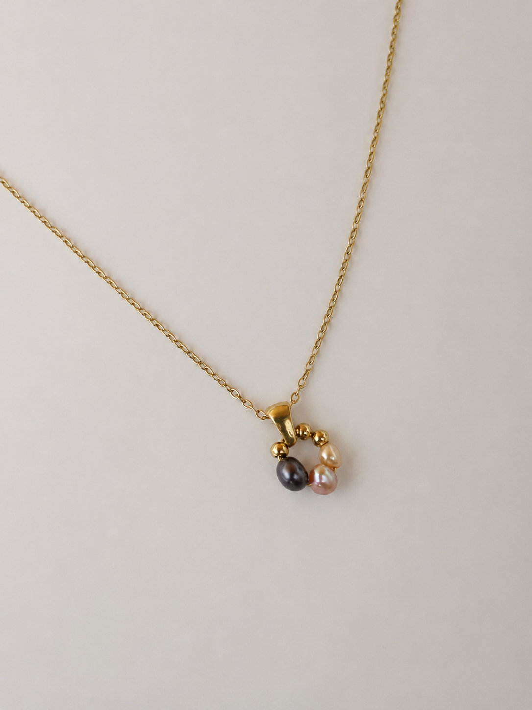 Collier avec pendentif en perles d'eau douce – Halo de perles grises et dorées multicolores