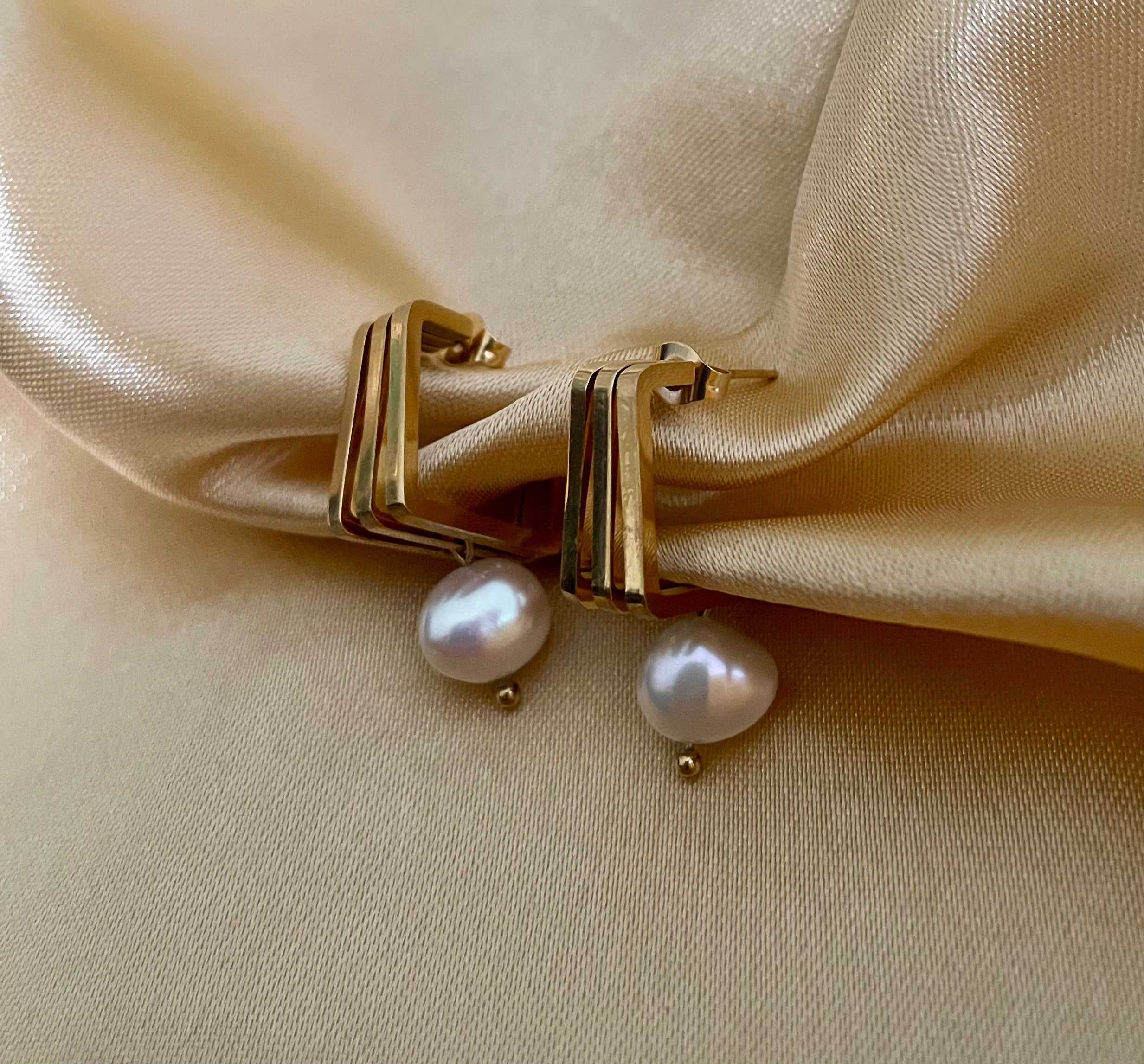 Bella earrings featuring a petite 1.5cm gold linear drop with a dangling 8mm white baroque freshwater pearl. Minimalist 18k gold plated stainless steel jewelry