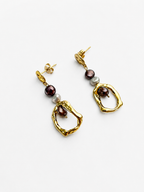 Pair of sculptural gold organic droplet earrings with 4 mm dark grey and grey baroque freshwater pearls