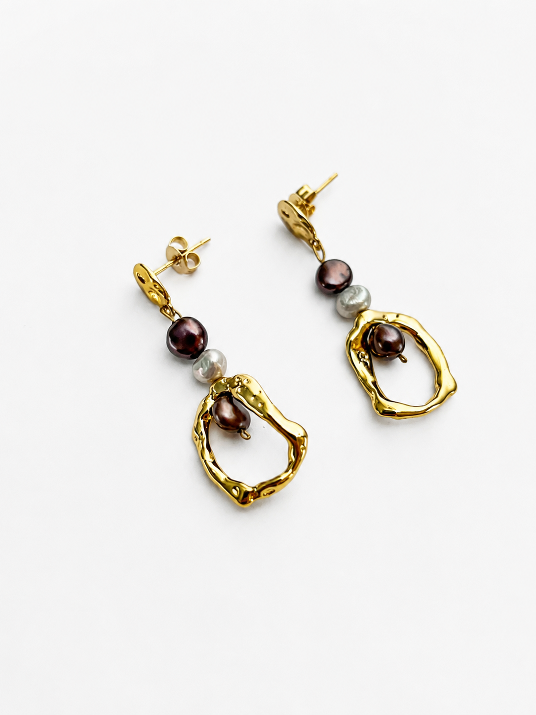 Pair of sculptural gold organic droplet earrings with 4 mm dark grey and grey baroque freshwater pearls