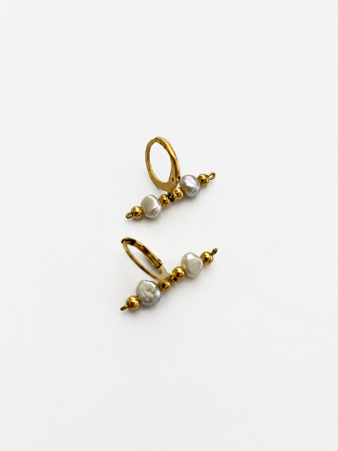 Pair of gold linear earrings with 4 mm grey baroque freshwater pearls and polished gold beads