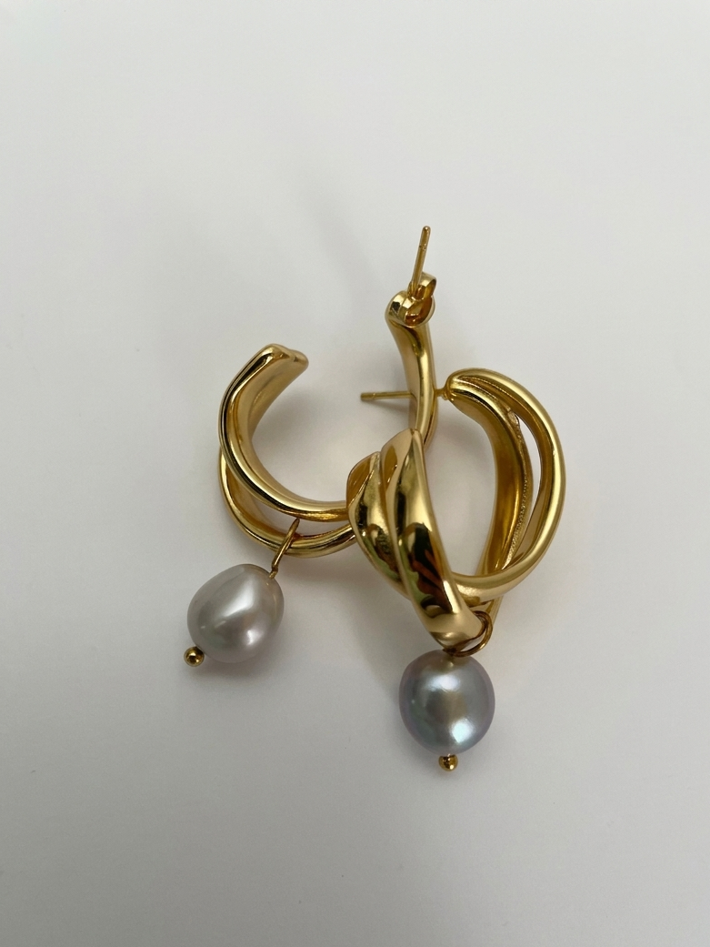Pair of sculptural gold hoop earrings with 10 mm grey baroque freshwater pearl drops